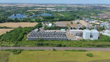 Büyük enerji santralinin hava aracı görüntüsü, elektrik üretimi, bacalar, türbinler ve tren hatları, Küçük Barford, İngiltere 'de ateşlenen kömür