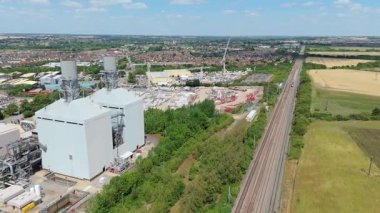 Büyük enerji santralinin hava aracı görüntüsü, elektrik üretimi, bacalar, türbinler ve tren hatları, Küçük Barford, İngiltere 'de ateşlenen kömür