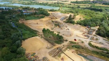 Toplu maden çıkarma tesisi, ağır fabrika makineleri, Little Paxton, İngiltere 'de mineral çıkarma. Hava aracı görünümü.