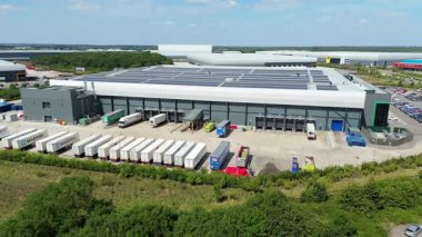 Birleşik Krallık 'taki sanayi fabrikaları, üretim tesisleri, dağıtım merkezleri ve depoların hava aracı görüntüsü.