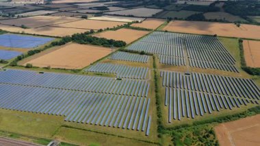 Güneş enerjisi santralinin hava aracı görüntüsü, yenilenebilir elektrik üreten fotovoltaik paneller, kırsal alanda yeşil enerji altyapısı, Avrupa Birleşik Devletleri.