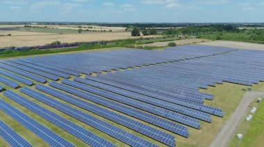 Güneş enerjisi santralinin hava aracı görüntüsü, yenilenebilir elektrik üreten fotovoltaik paneller, kırsal alanda yeşil enerji altyapısı, Avrupa Birleşik Devletleri.