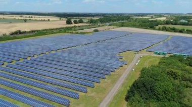 Güneş enerjisi santralinin hava aracı görüntüsü, yenilenebilir elektrik üreten fotovoltaik paneller, kırsal alanda yeşil enerji altyapısı, Avrupa Birleşik Devletleri.