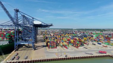 Büyük endüstriyel nakliye limanının hava aracı görüntüsü, ithalat için gemilere yüklenen kargo konteynırı yükü, İngiltere Felixstowe 'deki gantry vinçleri.