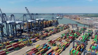 Büyük endüstriyel nakliye limanının hava aracı görüntüsü, ithalat için gemilere yüklenen kargo konteynırı yükü, İngiltere Felixstowe 'deki gantry vinçleri.