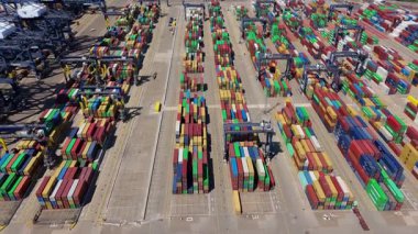 Büyük endüstriyel nakliye limanının hava aracı görüntüsü, ithalat için gemilere yüklenen kargo konteynırı yükü, İngiltere Felixstowe 'deki gantry vinçleri.