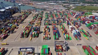 Büyük endüstriyel nakliye limanının hava aracı görüntüsü, ithalat için gemilere yüklenen kargo konteynırı yükü, İngiltere Felixstowe 'deki gantry vinçleri.