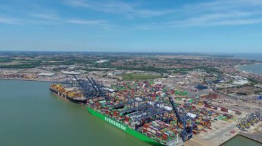 Büyük endüstriyel nakliye limanının hava aracı görüntüsü, ithalat için gemilere yüklenen kargo konteynırı yükü, İngiltere Felixstowe 'deki gantry vinçleri.