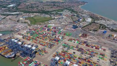 Büyük endüstriyel nakliye limanının hava aracı görüntüsü, ithalat için gemilere yüklenen kargo konteynırı yükü, İngiltere Felixstowe 'deki gantry vinçleri.