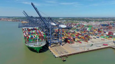 Büyük endüstriyel nakliye limanının hava aracı görüntüsü, ithalat için gemilere yüklenen kargo konteynırı yükü, İngiltere Felixstowe 'deki gantry vinçleri.