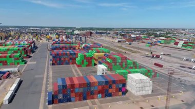 Büyük endüstriyel nakliye limanının hava aracı görüntüsü, ithalat için gemilere yüklenen kargo konteynırı yükü, İngiltere Felixstowe 'deki gantry vinçleri.