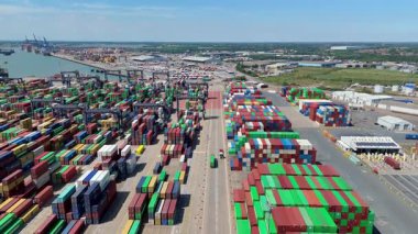 Büyük endüstriyel nakliye limanının hava aracı görüntüsü, ithalat için gemilere yüklenen kargo konteynırı yükü, İngiltere Felixstowe 'deki gantry vinçleri.