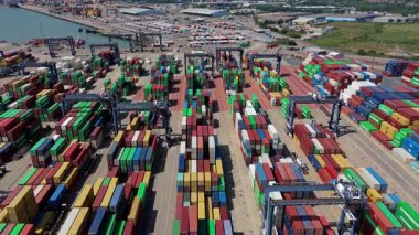 Büyük endüstriyel nakliye limanının hava aracı görüntüsü, ithalat için gemilere yüklenen kargo konteynırı yükü, İngiltere Felixstowe 'deki gantry vinçleri.