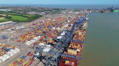 Büyük endüstriyel nakliye limanının hava aracı görüntüsü, ithalat için gemilere yüklenen kargo konteynırı yükü, İngiltere Felixstowe 'deki gantry vinçleri.