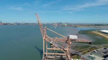 Büyük endüstriyel nakliye limanının hava aracı görüntüsü, ithalat için gemilere yüklenen kargo konteynırı yükü, İngiltere Felixstowe 'deki gantry vinçleri.