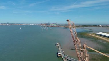 Büyük endüstriyel nakliye limanının hava aracı görüntüsü, ithalat için gemilere yüklenen kargo konteynırı yükü, İngiltere Felixstowe 'deki gantry vinçleri.