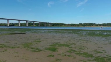 FPV insansız hava aracı, İngiltere 'nin Ipswich yakınlarındaki Orwell Köprüsü ve Estonya' nın havadan görüntüsünü aktarıyor..