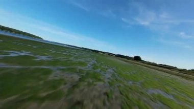 FPV insansız hava aracı, İngiltere 'nin Ipswich yakınlarındaki Orwell Köprüsü ve Estonya' nın havadan görüntüsünü aktarıyor..