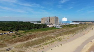 Sizewell C nükleer enerji santralinin hava aracı görüntüsü, fizyon reaktörü elektrik üretimi, İngiltere 'nin doğu kıyısındaki yeşil istasyon.