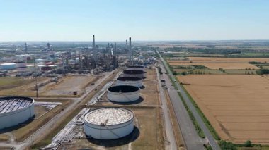Petrol rafinerisi, yakıt depolama depoları, gaz fişekleri ve Immingham İngiltere 'deki büyük sanayi bölgesindeki bacaların insansız hava aracı görüntüsü.
