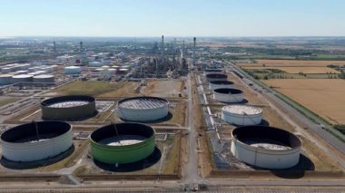 Petrol rafinerisi, yakıt depolama depoları, gaz fişekleri ve Immingham İngiltere 'deki büyük sanayi bölgesindeki bacaların insansız hava aracı görüntüsü.