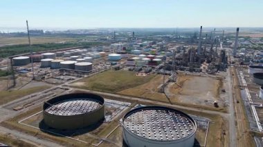 Petrol rafinerisi, yakıt depolama depoları, gaz fişekleri ve Immingham İngiltere 'deki büyük sanayi bölgesindeki bacaların insansız hava aracı görüntüsü.