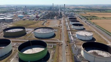Petrol rafinerisi, yakıt depolama depoları, gaz fişekleri ve Immingham İngiltere 'deki büyük sanayi bölgesindeki bacaların insansız hava aracı görüntüsü.