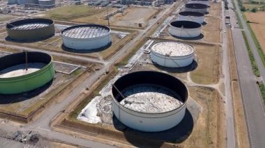 Petrol rafinerisi, yakıt depolama depoları, gaz fişekleri ve Immingham İngiltere 'deki büyük sanayi bölgesindeki bacaların insansız hava aracı görüntüsü.