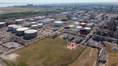 Petrol rafinerisi, yakıt depolama depoları, gaz fişekleri ve Immingham İngiltere 'deki büyük sanayi bölgesindeki bacaların insansız hava aracı görüntüsü.