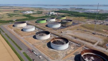 Petrol rafinerisi, yakıt depolama depoları, gaz fişekleri ve Immingham İngiltere 'deki büyük sanayi bölgesindeki bacaların insansız hava aracı görüntüsü.