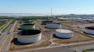Sıvılaştırılmış Petrol Benzini LPG yakıt depolama siloları, Birleşik Krallık 'ın endüstriyel limanı Immingham' ın havadan görüntüsü