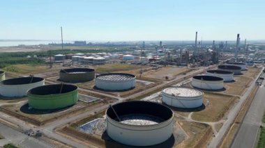 Sıvılaştırılmış Petrol Benzini LPG yakıt depolama siloları, Birleşik Krallık 'ın endüstriyel limanı Immingham' ın havadan görüntüsü