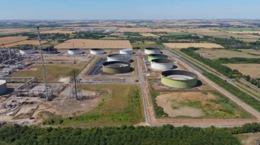 Sıvılaştırılmış Petrol Benzini LPG yakıt depolama siloları, Birleşik Krallık 'ın endüstriyel limanı Immingham' ın havadan görüntüsü