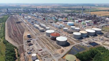 Sıvılaştırılmış Petrol Benzini LPG yakıt depolama siloları, Birleşik Krallık 'ın endüstriyel limanı Immingham' ın havadan görüntüsü