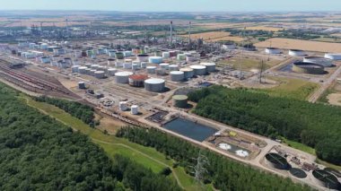 Sıvılaştırılmış Petrol Benzini LPG yakıt depolama siloları, Birleşik Krallık 'ın endüstriyel limanı Immingham' ın havadan görüntüsü