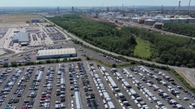 Petrol rafinerisi, yakıt depolama depoları, gaz fişekleri ve Immingham İngiltere 'deki büyük sanayi bölgesindeki bacaların insansız hava aracı görüntüsü.