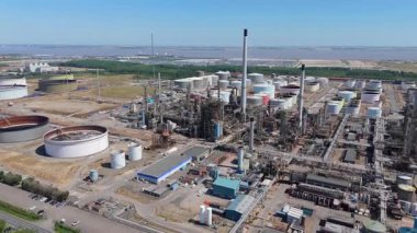 Petrol rafinerisi, yakıt depolama depoları, gaz fişekleri ve Immingham İngiltere 'deki büyük sanayi bölgesindeki bacaların insansız hava aracı görüntüsü.