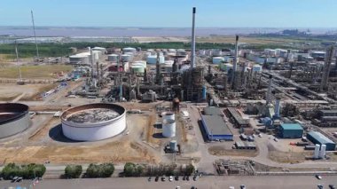 Petrol rafinerisi, yakıt depolama depoları, gaz fişekleri ve Immingham İngiltere 'deki büyük sanayi bölgesindeki bacaların insansız hava aracı görüntüsü.