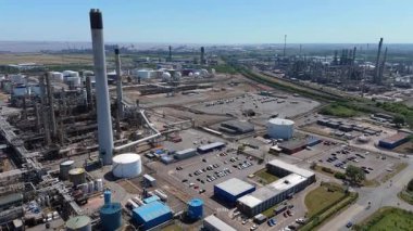 Petrol rafinerisi, yakıt depolama depoları, gaz fişekleri ve Immingham İngiltere 'deki büyük sanayi bölgesindeki bacaların insansız hava aracı görüntüsü.