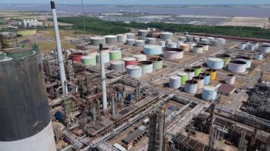 Petrol rafinerisi, yakıt depolama depoları, gaz fişekleri ve Immingham İngiltere 'deki büyük sanayi bölgesindeki bacaların insansız hava aracı görüntüsü.