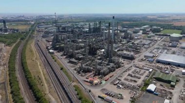 Petrol rafinerisi, yakıt depolama depoları, gaz fişekleri ve Immingham İngiltere 'deki büyük sanayi bölgesindeki bacaların insansız hava aracı görüntüsü.