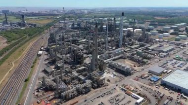Petrol rafinerisi, yakıt depolama depoları, gaz fişekleri ve Immingham İngiltere 'deki büyük sanayi bölgesindeki bacaların insansız hava aracı görüntüsü.