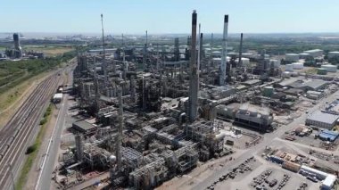 Petrol rafinerisi, yakıt depolama depoları, gaz fişekleri ve Immingham İngiltere 'deki büyük sanayi bölgesindeki bacaların insansız hava aracı görüntüsü.
