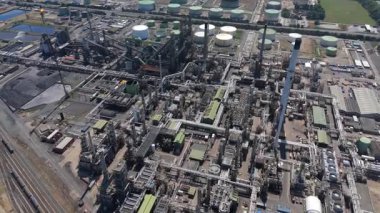 Petrol rafinerisi, yakıt depolama depoları, gaz fişekleri ve Immingham İngiltere 'deki büyük sanayi bölgesindeki bacaların insansız hava aracı görüntüsü.