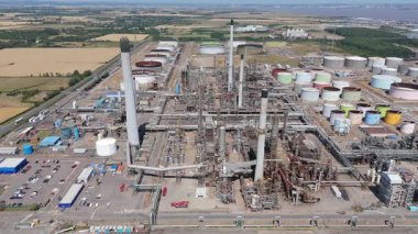 Petrol rafinerisi, yakıt depolama depoları, gaz fişekleri ve Immingham İngiltere 'deki büyük sanayi bölgesindeki bacaların insansız hava aracı görüntüsü.