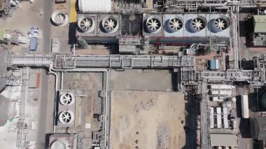 Petrol rafinerisi, yakıt depolama depoları, gaz fişekleri ve Immingham İngiltere 'deki büyük sanayi bölgesindeki bacaların insansız hava aracı görüntüsü.