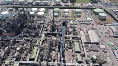 Petrol rafinerisi, yakıt depolama depoları, gaz fişekleri ve Immingham İngiltere 'deki büyük sanayi bölgesindeki bacaların insansız hava aracı görüntüsü.