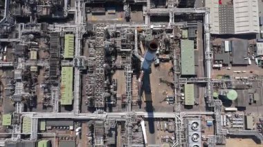 Petrol rafinerisi, yakıt depolama depoları, gaz fişekleri ve Immingham İngiltere 'deki büyük sanayi bölgesindeki bacaların insansız hava aracı görüntüsü.