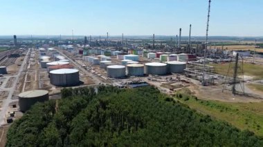 Petrol rafinerisi, yakıt depolama depoları, gaz fişekleri ve Immingham İngiltere 'deki büyük sanayi bölgesindeki bacaların insansız hava aracı görüntüsü.