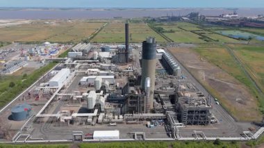 Baca yığınları, soğutma kuleleri ve türbinleri, enerji üretimi kömür ateşlenmesi ve gaz yakıtlı elektrik ve İngiltere 'nin fosil yakıtları ile büyük bir enerji santralinin havadan görüntüsü.